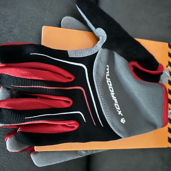 Brand new
Muddyfox MTB gloves Size Small
Slip on elasticized wrist
MSRP $41.99 - Picture 2 of 4